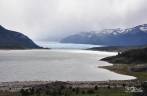 Visto de longe, no lago Argentino, o glaciar Perito Moreno, no parque Nacional Los Glaciares, região de El Calafate, no sul da Argentina